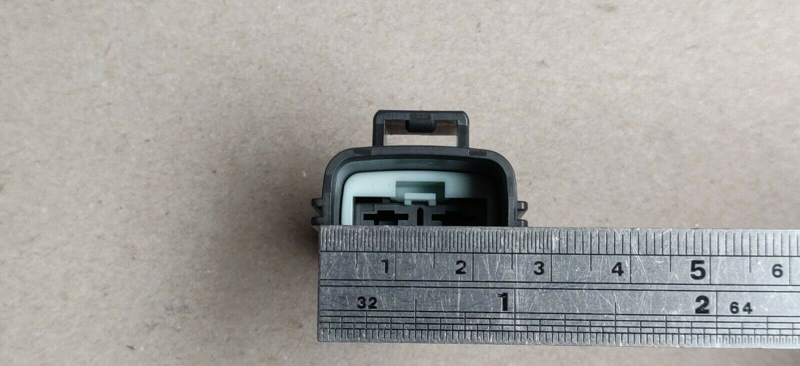 Hella UP32 electrical connector - Image 5