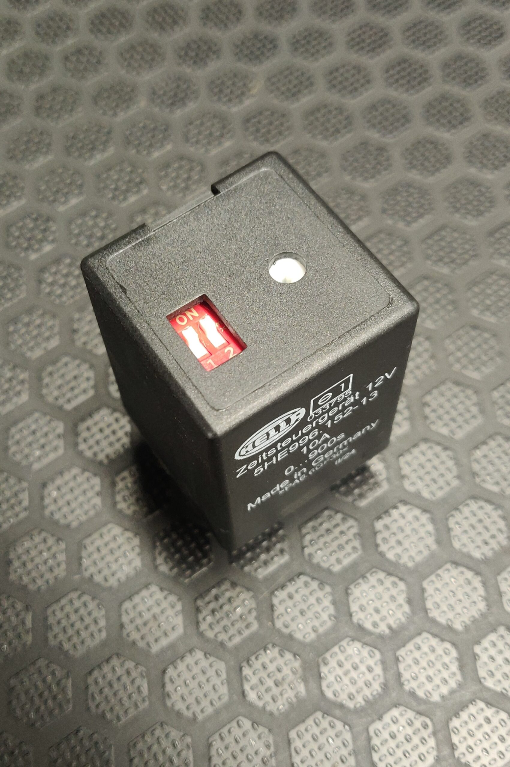 Hella Timer Relay 5HE 996 152-131 with mounting base - Image 3